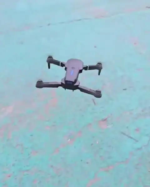 SkyVision Pro quieto en el aire