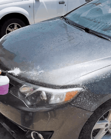 Espuma sobre el capó de un coche