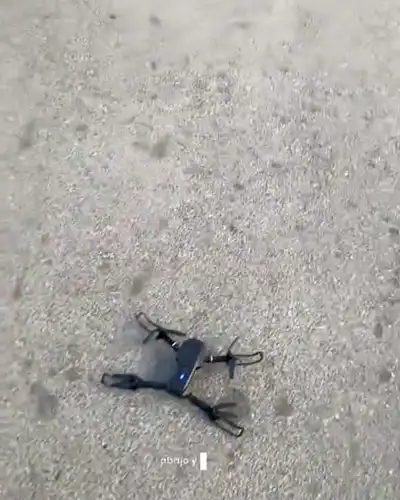 El dron aterrizando en el suelo
