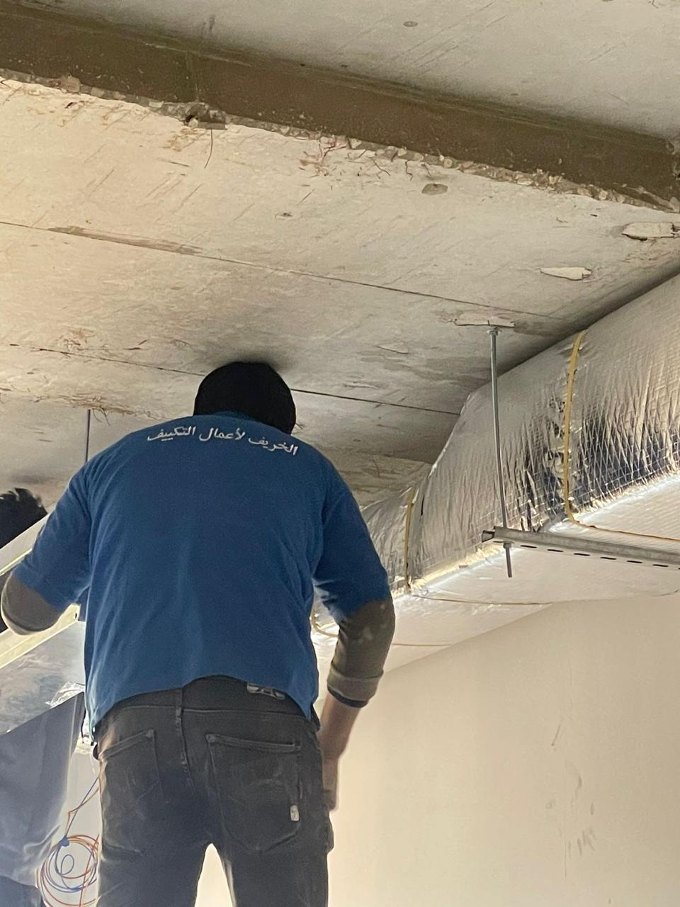 تركيب وحدات تكييف في مستودع وتجهيز خط الأجهزة