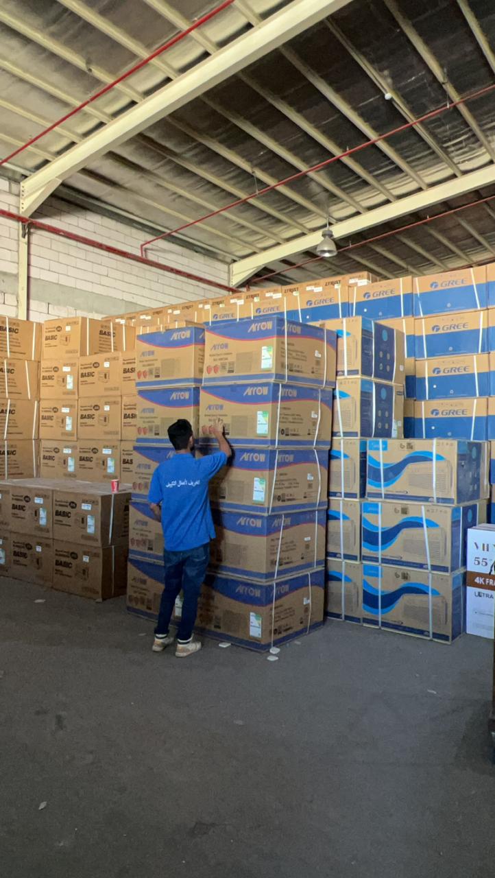 تنظيم وترتيب كراتين أجهزة التكييف في المستودع