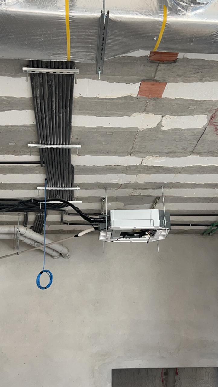 تنظيم أجهزة التكييف في المستودع وتجهيزها للتركيب