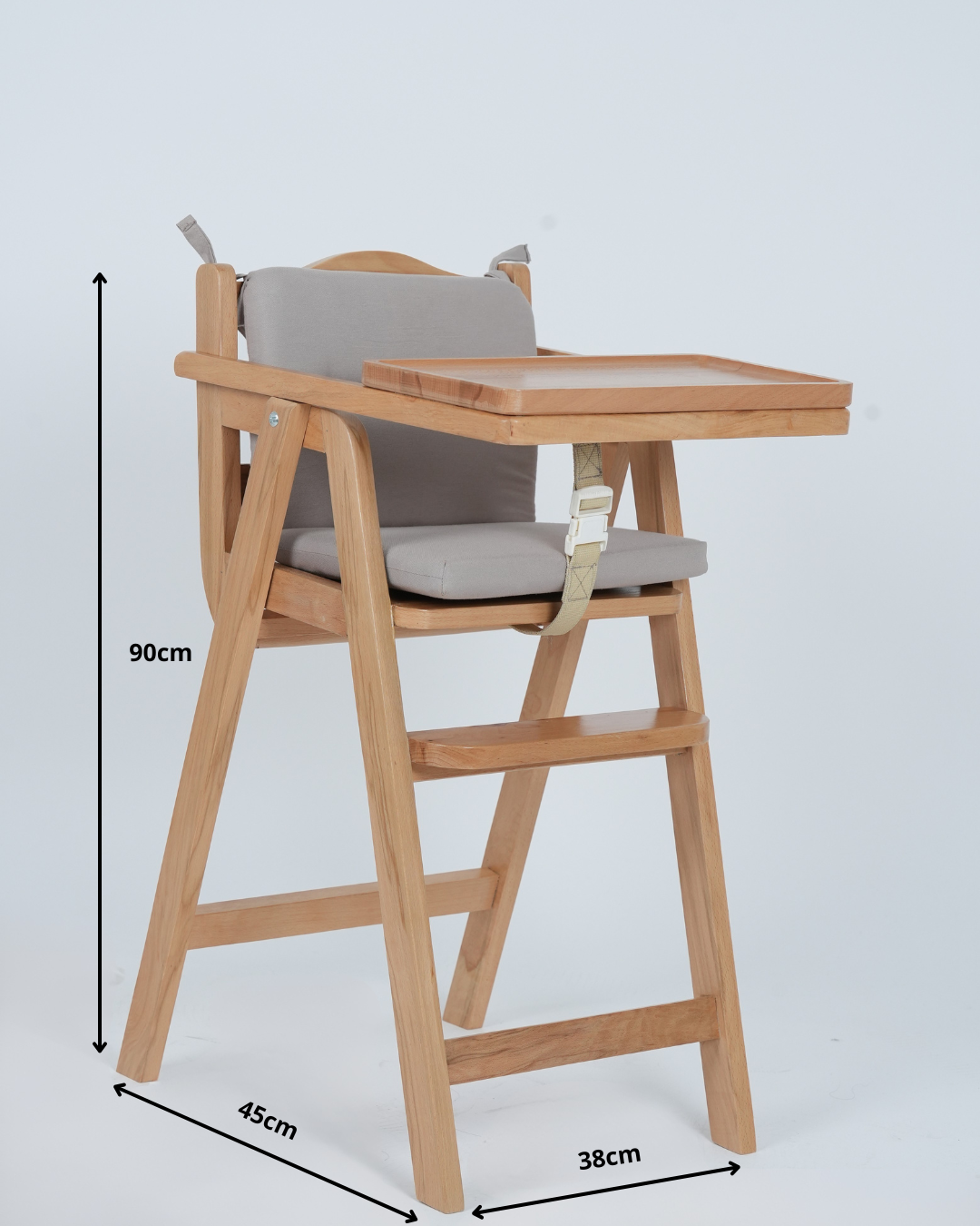 Dimensions de la chaise haute Nidou : 90 cm de hauteur, 45 cm de profondeur, 38 cm de largeur