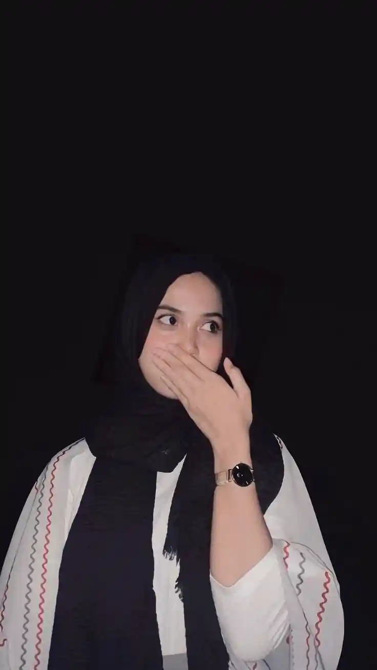 f8e611f5-366a-4585-97f5-5c7e8e5714b1.hijab-dp_72