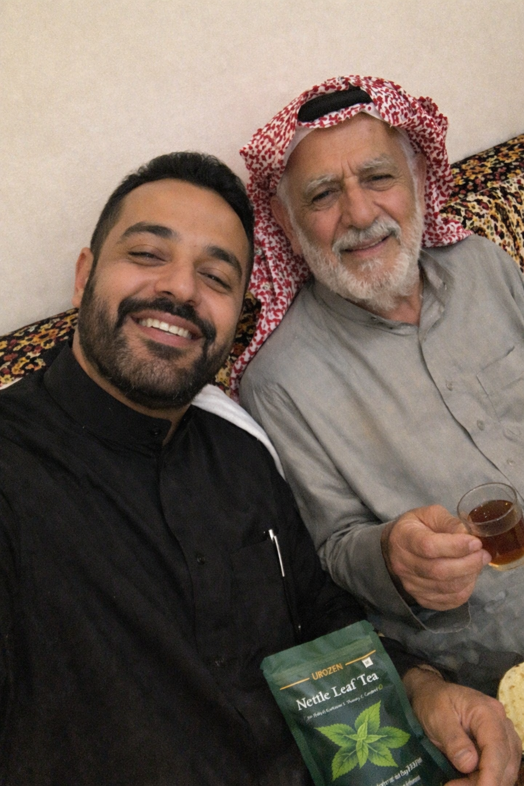 أب وابنه مع شاي القراص