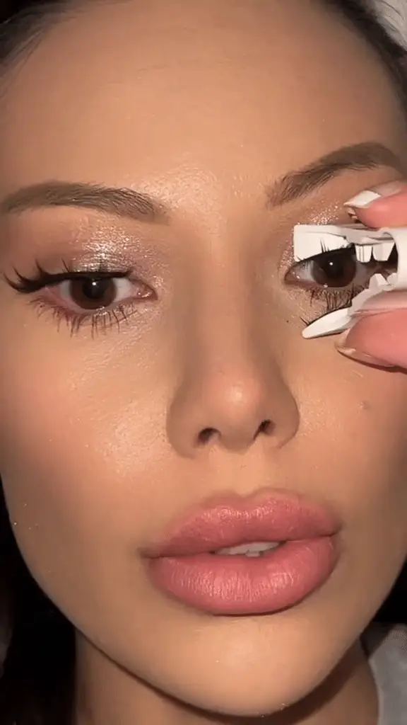 d1a1a9ee-8e7d-4b9e-ab82-62a8b7f297c1.solarelashes_1734342968_3524246626353390519_67512812104-ezgif.com-video-to-gif-converter