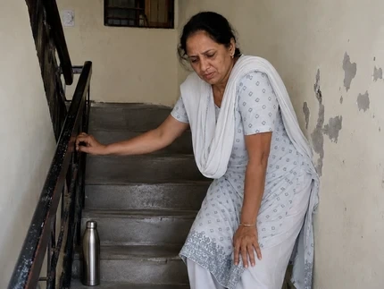 Pain में थकी महिला