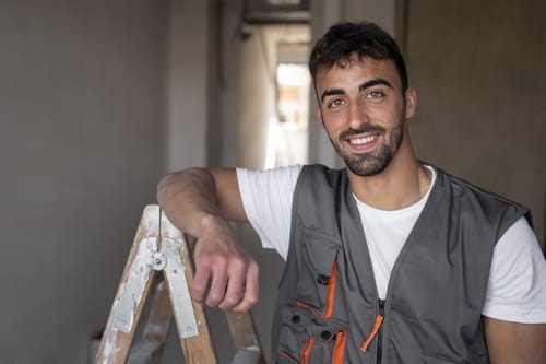 40fc8cc3-0d49-458f-93bd-fe80e91a81a3.medium-shot-smiley-worker-wearing-vest