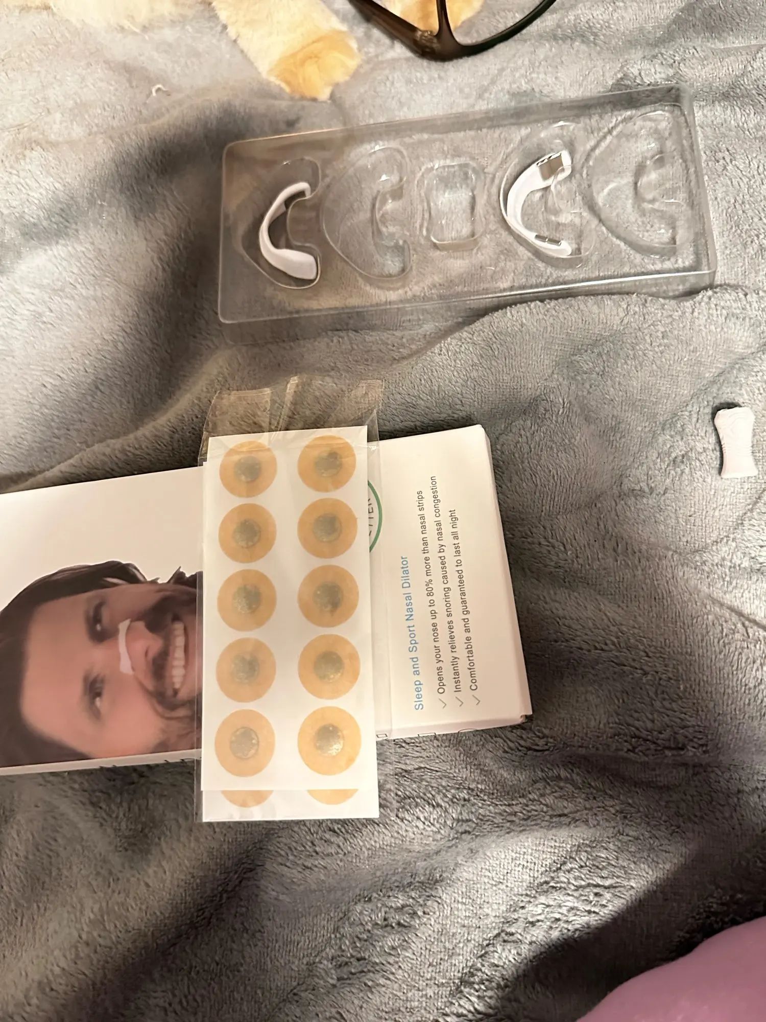 Cliente mostrando el estuche del dilatador