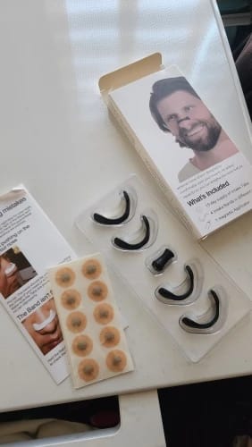 Cliente mostrando el dilatador nasal discreto