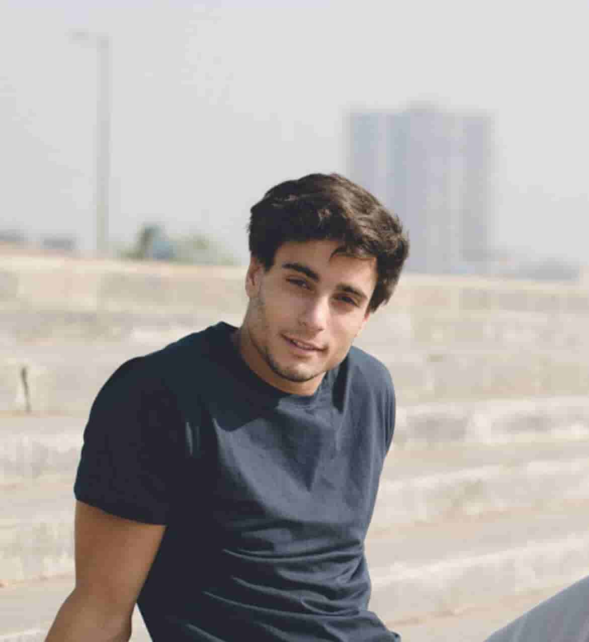 8de3e812-15d1-4004-9263-2164f39a8be5.UserStock Face photos for UI mockups (1)-min